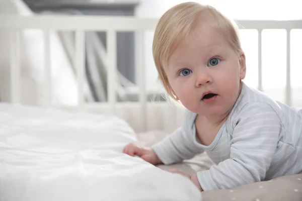 Adorable Petit Bébé Couché Dans Berceau Confortable — Photo