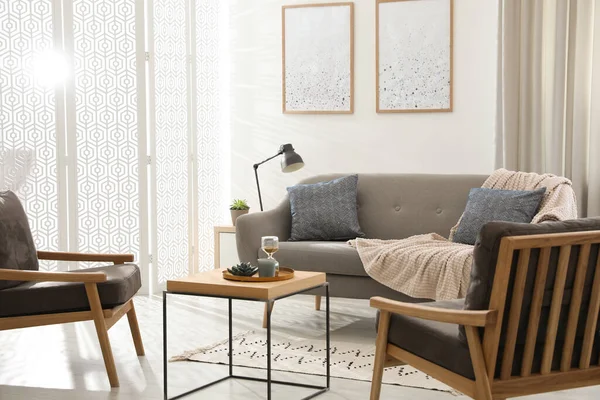 快適なソファとアームチェア付きのモダンなリビングルームのインテリア — ストック写真