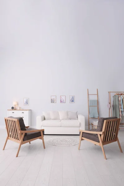 现代客厅内饰舒适的沙发和扶手椅 — 图库照片