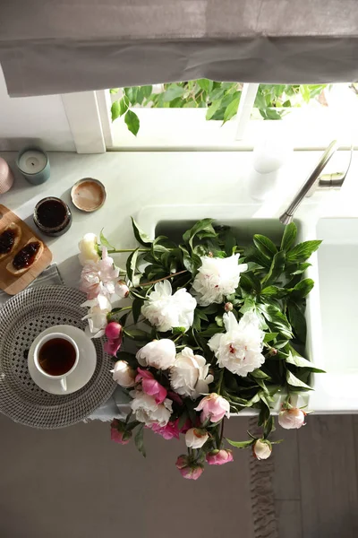 Hermosas Peonías Desayuno Mostrador Cocina Piso Laico — Foto de Stock