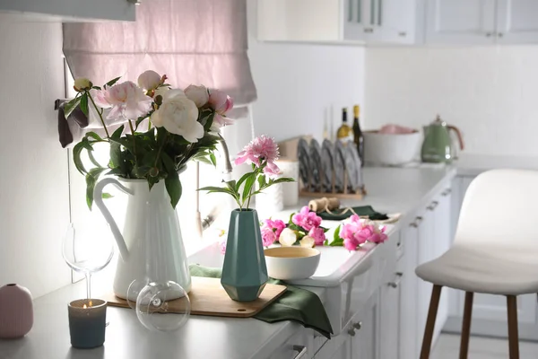 Mutfak Tezgahındaki Vazolarda Güzel Şakayıklar — Stok fotoğraf