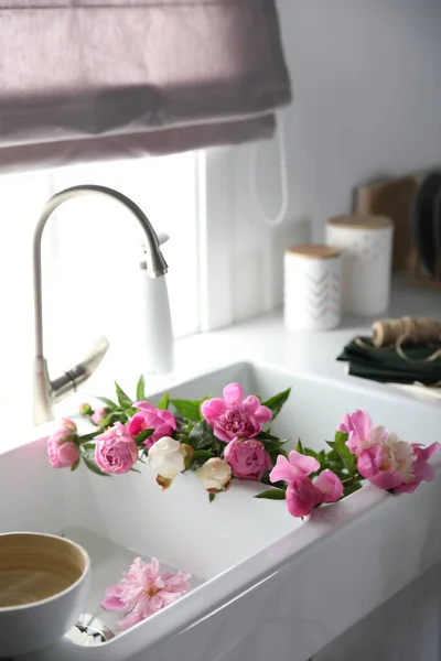 Bunch Beautiful Peonies Kitchen Sink — Stock Photo, Image