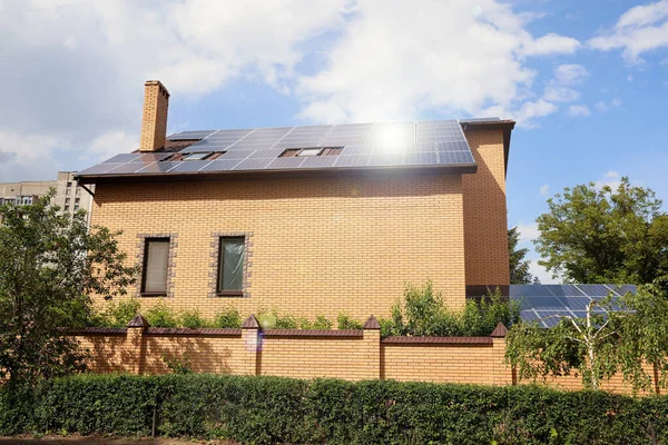 Çatıda Kurulu Güneş Panelleri Olan Bir Bina Alternatif Enerji Kaynağı — Stok fotoğraf