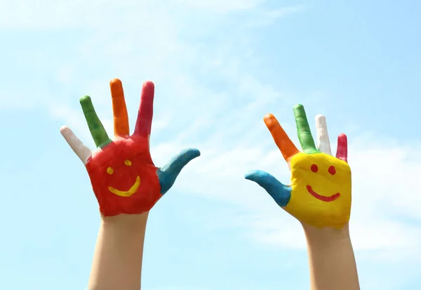 Kind Mit Lächelnden Gesichtern Auf Handflächen Vor Blauem Himmel Nahaufnahme — Stockfoto