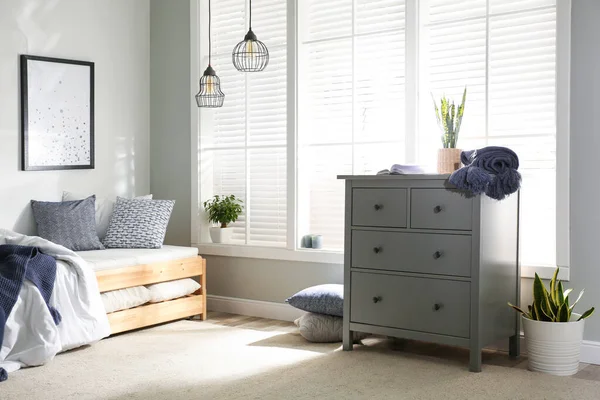 Grijze Ladekast Buurt Van Raam Stijlvolle Slaapkamer Interieur — Stockfoto