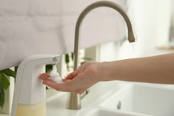 Mutfakta Otomatik Sabun Makinesi Kullanan Kadın Yakın Plan — Stok fotoğraf