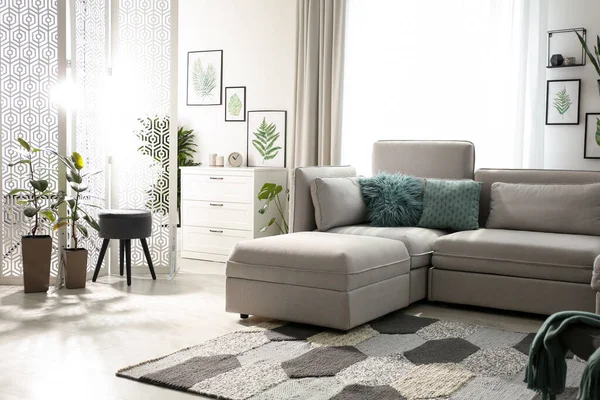 明るい部屋で快適な大きなソファ インテリアデザイン — ストック写真