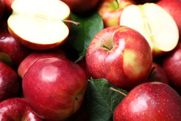 Stapel Smakelijke Rode Appels Met Bladeren Als Achtergrond Close — Stockfoto