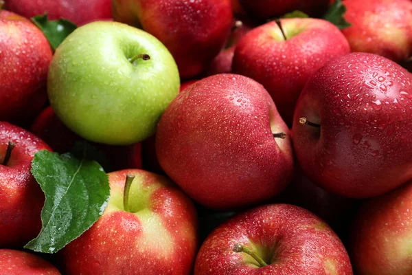 Вкусные Красные Яблоки Зеленый Фон Крупным Планом — стоковое фото