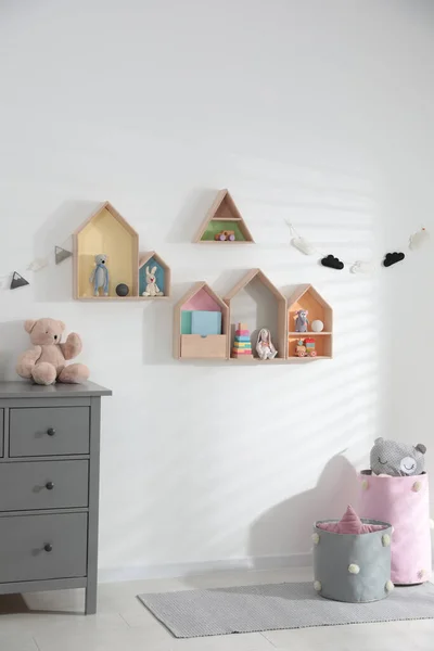 Linda Habitación Para Niños Con Estantes Forma Casa Cómoda Diseño — Foto de Stock