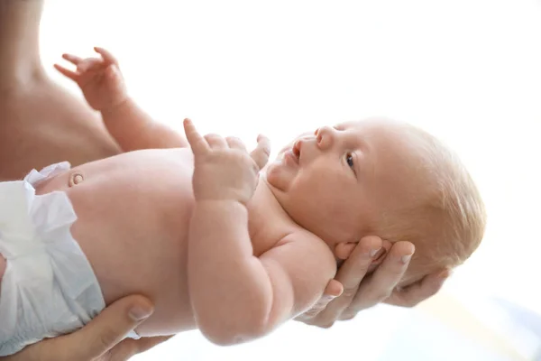 Baba Kucağında Yeni Doğmuş Bebeği Yakın Plan — Stok fotoğraf