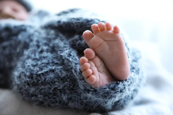 Bebé Recién Nacido Acostado Sobre Cuadros Primer Plano Las Piernas — Foto de Stock