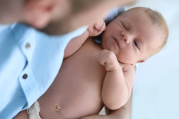 Ayah Menggendong Bayi Lucu Yang Baru Lahir Rumah Menutup — Stok Foto