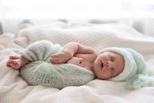 Cute Noworodka Ciepłym Kapeluszu Śpi Białej Kraty — Zdjęcie stockowe