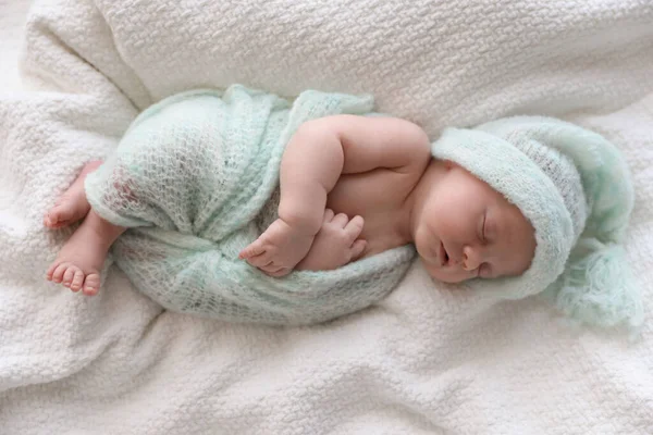 Söt Nyfödd Baby Varm Hatt Sover Vit Rutig Ovanifrån — Stockfoto