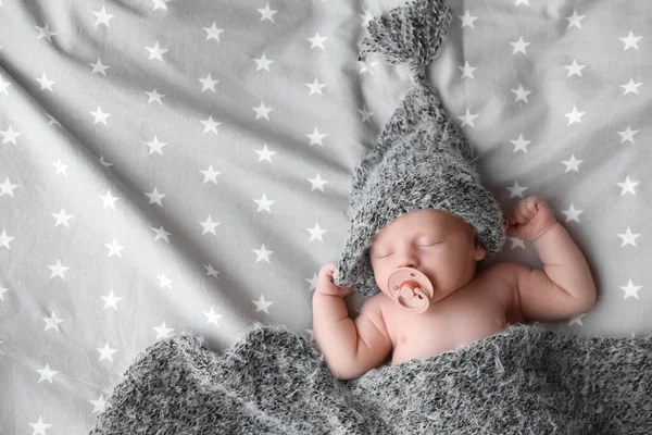 Bebê Recém Nascido Bonito Chapéu Quente Dormindo Cama Vista Superior — Fotografia de Stock