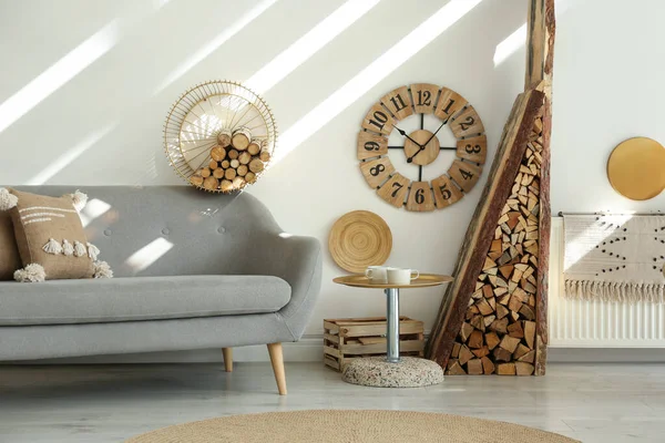 Stijlvol Interieur Met Brandhout Als Decoratief Element — Stockfoto