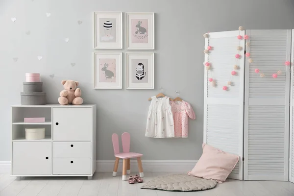 Elegante Quarto Bebê Interior Com Cômoda Fotos Bonitos Parede — Fotografia de Stock