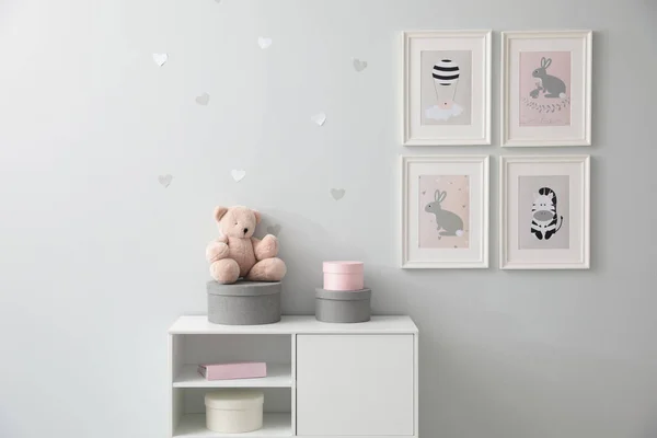 风格别致的婴儿房内部 装有抽屉 墙上挂着可爱的图片 — 图库照片