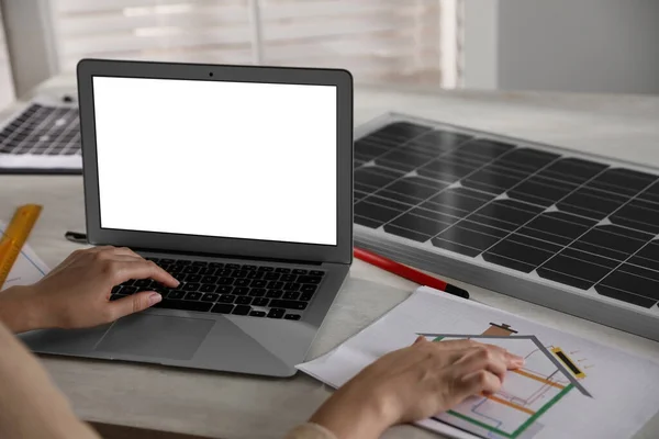 Mujer Trabajando Proyecto Casa Con Paneles Solares Mesa Oficina Primer — Foto de Stock