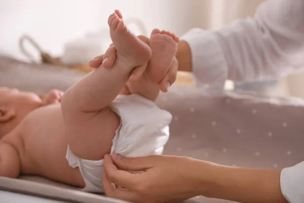 Anne Bebeğinin Bezini Masada Değiştiriyor Yakın Plan — Stok fotoğraf