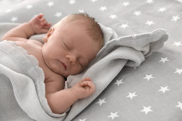 Bebé Bonito Sob Xadrez Macio Dormindo Cama — Fotografia de Stock