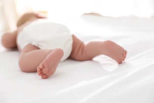 Schattige Kleine Baby Luier Bed Thuis Close — Stockfoto