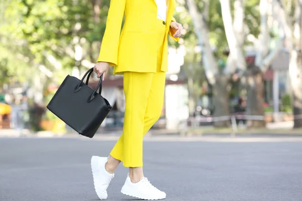 Mujer Joven Con Elegante Bolso Cuero Aire Libre Día Verano — Foto de Stock