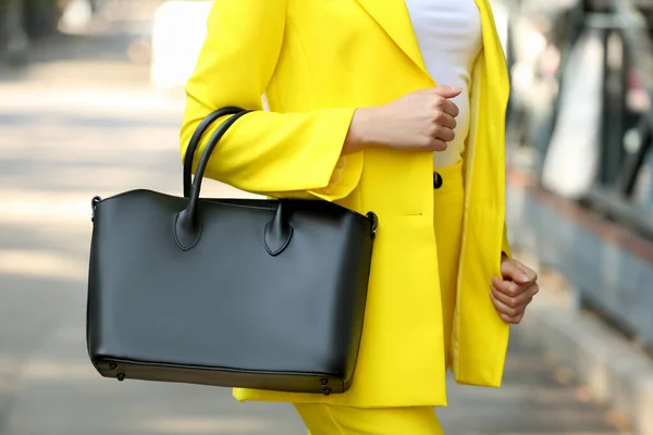 Jeune Femme Avec Sac Cuir Élégant Extérieur Jour Été Gros — Photo