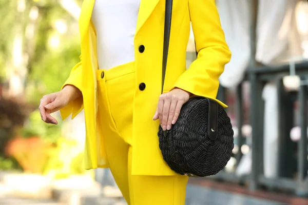 Jonge Vrouw Met Stijlvolle Handtas Buiten Zomerdag Close — Stockfoto