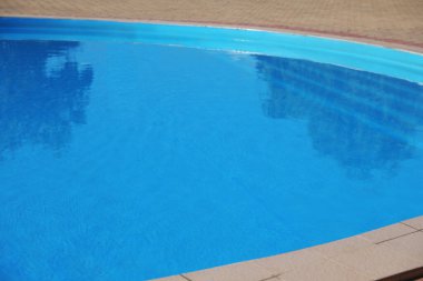 Güneşli bir günde temiz suyla açık havuz. Yaz tatili
