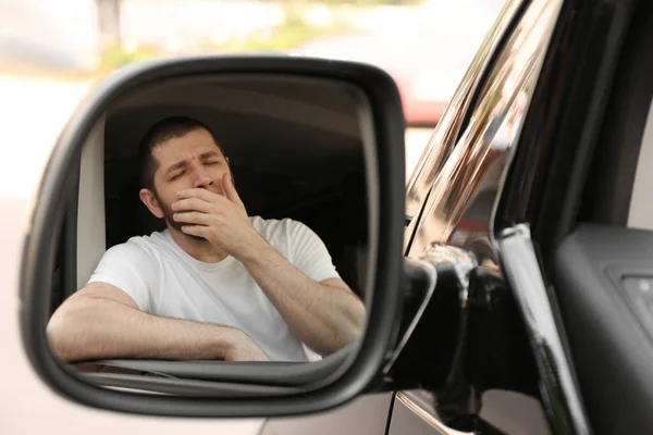 Cansado Homem Bocejando Seu Auto Vista Através Carro Espelho Lateral — Fotografia de Stock