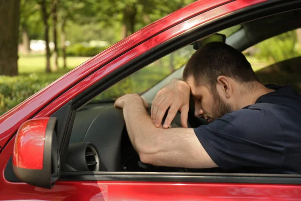 Hombre Cansado Durmiendo Volante Coche —  Fotos de Stock