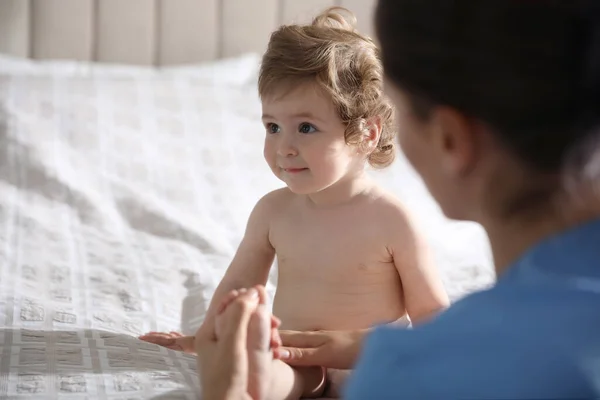 Orthopédiste Examen Petit Bébé Sur Lit Intérieur — Photo