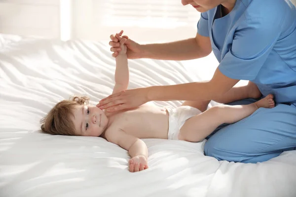 침대에서 아기를 진찰하고 외과의사 — 스톡 사진