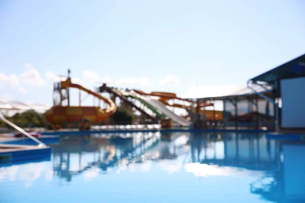 Vista Borrosa Del Parque Acuático Con Piscina Vacaciones Verano — Foto de Stock