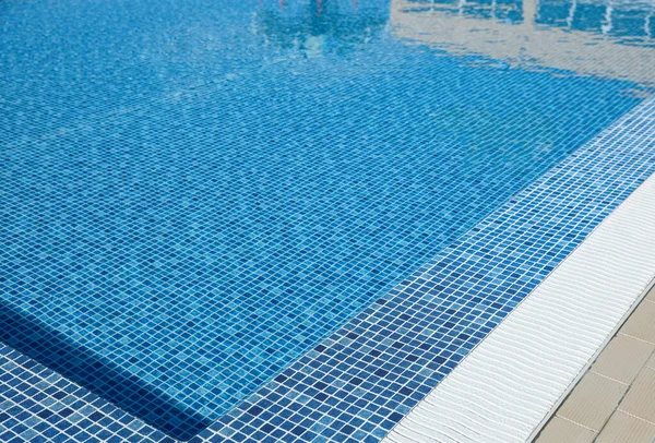 Piscine Extérieure Avec Eau Claire Par Temps Ensoleillé Vacances Été — Photo