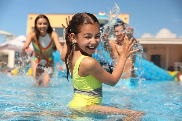 Feliz Familia Divirtiéndose Parque Acuático Vacaciones Verano — Foto de Stock