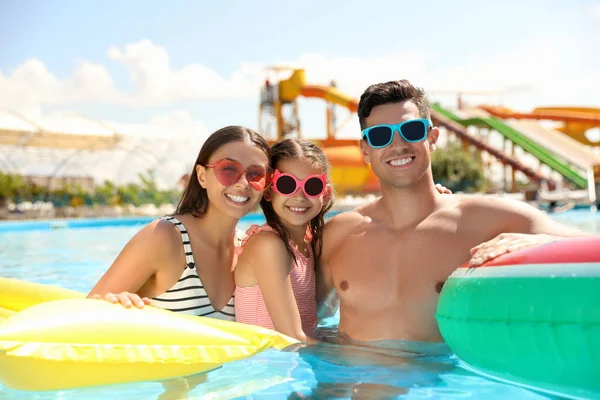 Glückliche Familie Schwimmbad Sommerferien — Stockfoto