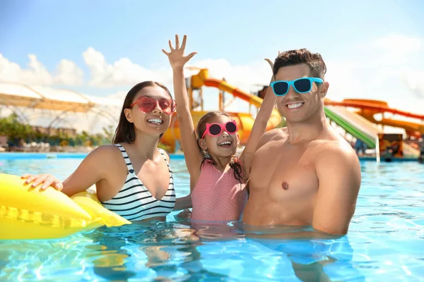 Yüzme Havuzunda Mutlu Bir Aile Yaz Tatili — Stok fotoğraf