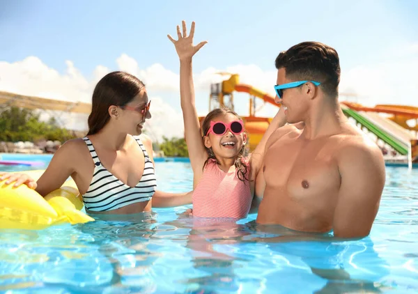 Bonne Famille Dans Piscine Vacances Été — Photo