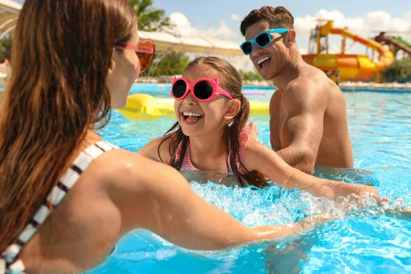 Glückliche Familie Schwimmbad Sommerferien — Stockfoto