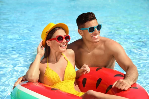 Glückliches Paar Mit Aufblasbarem Ring Schwimmbad Sommerferien — Stockfoto