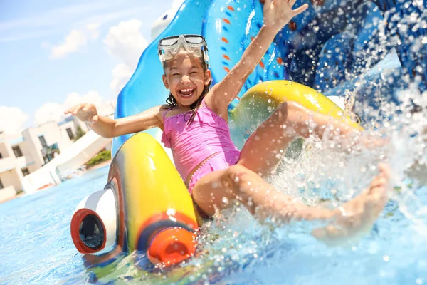 Bambina Sullo Scivolo Parco Acquatico Vacanze Estive — Foto Stock