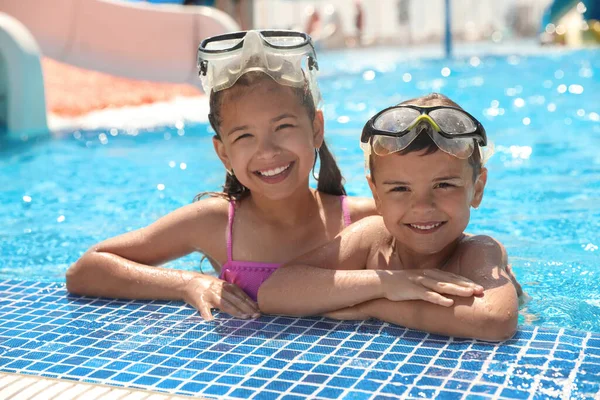 Kleine Kinderen Met Duikmasker Het Zwembad Zomervakantie — Stockfoto