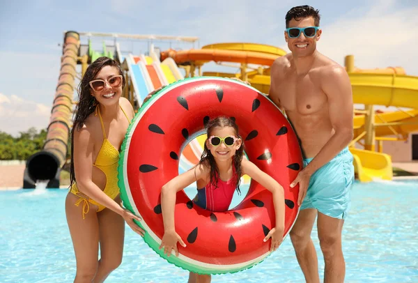 Glückliche Familie Wasserpark Sommerferien — Stockfoto