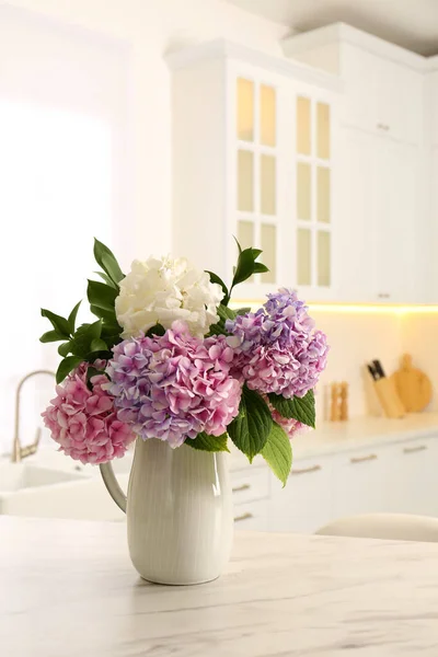 Bouquet Avec Belles Fleurs Hortensia Sur Table Marbre Blanc — Photo