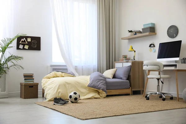 Stilvolles Teenager Zimmer Interieur Mit Bequemem Bett Und Arbeitsplatz — Stockfoto