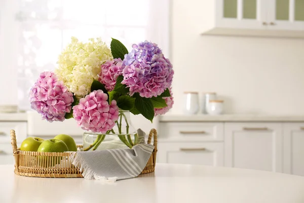 Mutfaktaki Masada Bir Buket Ortanca Çiçeği Elma Mesaj Için Yer — Stok fotoğraf