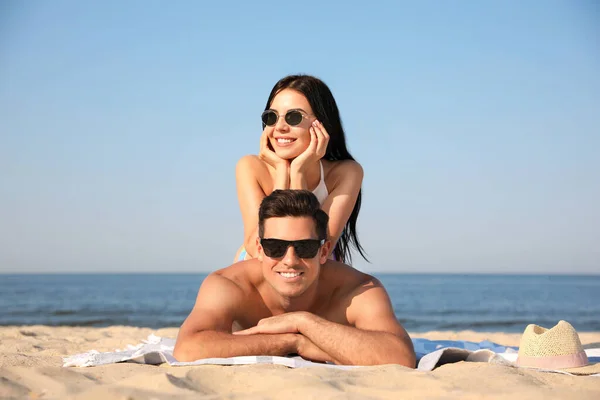 Pareja Feliz Descansando Playa Soleada Resort — Foto de Stock